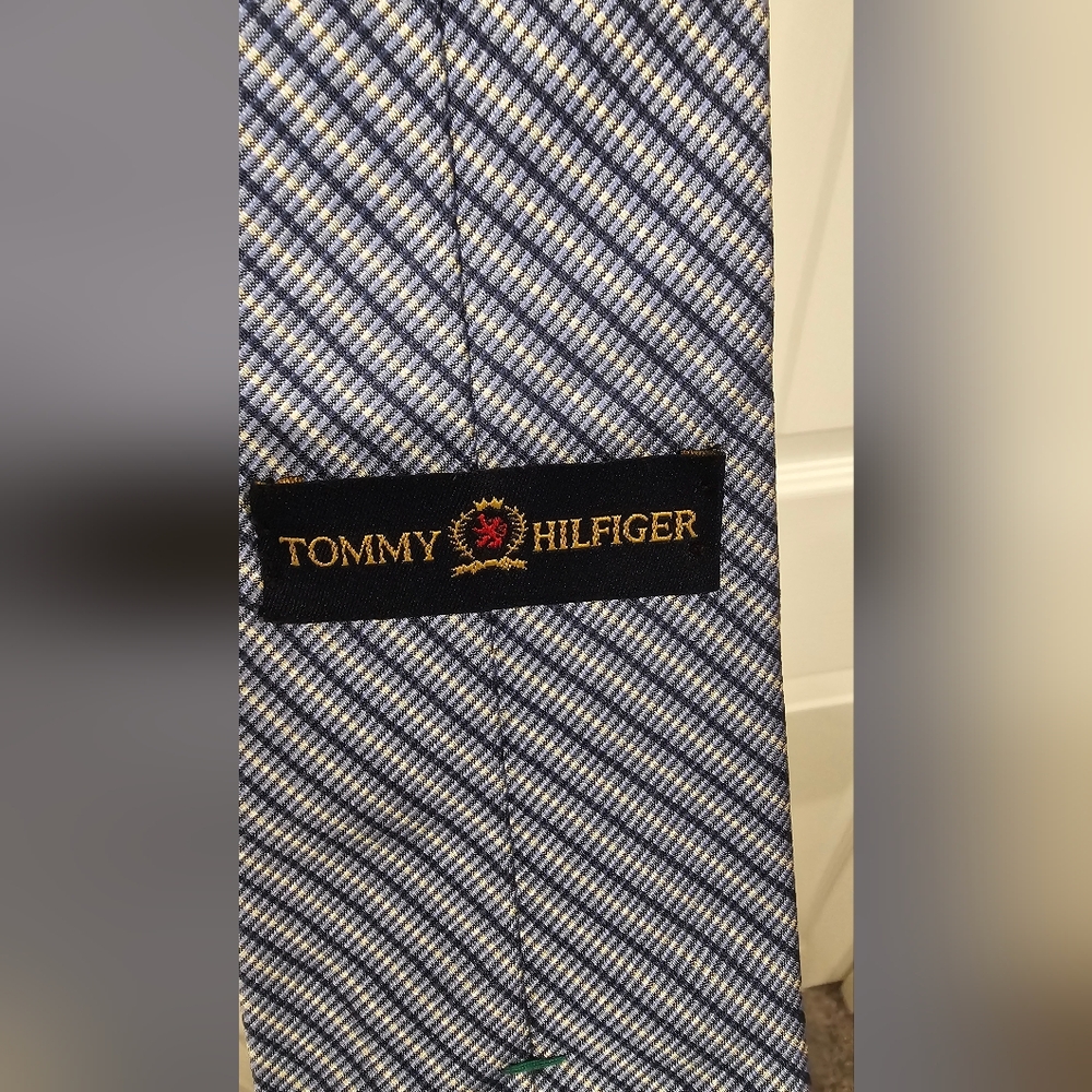 NWOT Tommy Hilfiger Men's 100% Silk Navy and White Diagonal Striped Tie - Picture 2 of 7